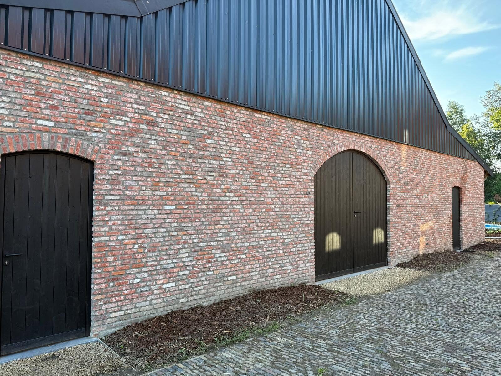 Grote schuur en paardenstallen met een nieuwe oude look